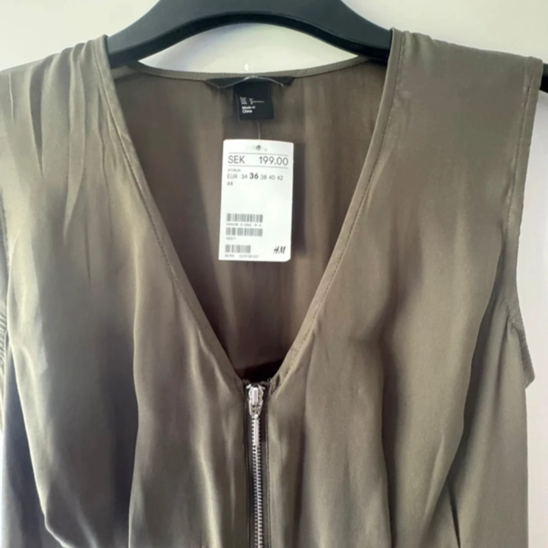 Ny. Olivgrön ärmlös klänning med dragkedja - 4