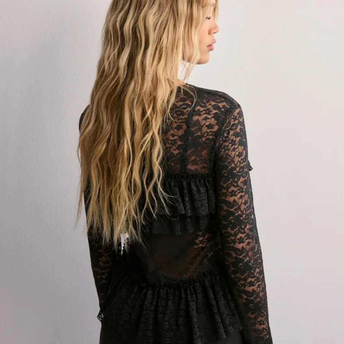 Spetsblus med volanger - 1