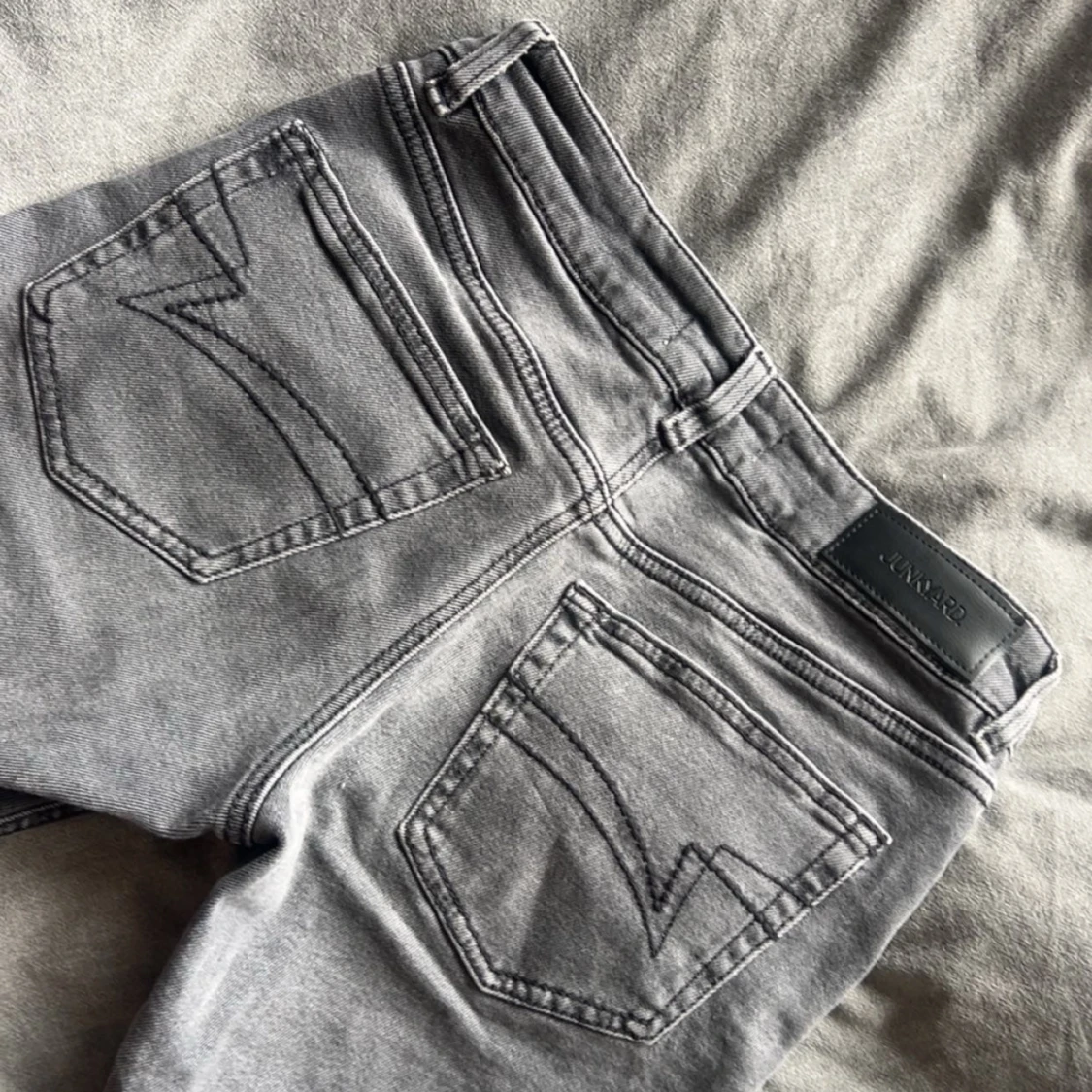 Grå bootcut jeans från Junkyard - 2