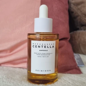 Skin1004 ampoule - Säljer denna hudvårdsprodukten i fint skick, har använts ett fåtal gånger men passade inte min hy. Finns väldigt mycket produkt kvar i flaskan vilket ni kan se på bilderna