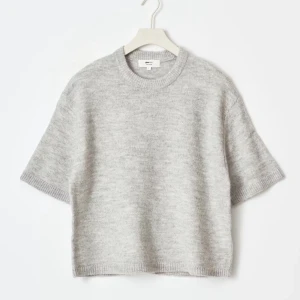 Grå stickad t-shirt - grå stickad tshirt ifrån gina tricot, helt oanvänd och väldigt skön och mjuk, skriv för flera bilder och frågor, storlek 170 men passar XS, S