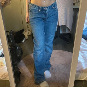 Blå jeans från lager157 - Blåa straight jeans från lager157. Jag är 171cm lång