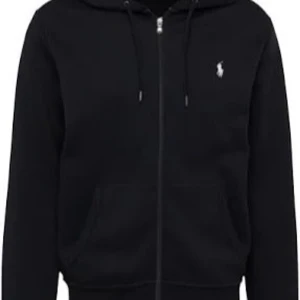Svart hoodie från Ralph Lauren - Svart hoodie från Ralph Lauren med dragkedja och huva. Klassisk design med vit broderad logga på bröstet och känguruficka framtill. Perfekt för en chill och stilren look. Tillverkad i mjuk bomullsmix för extra komfort.