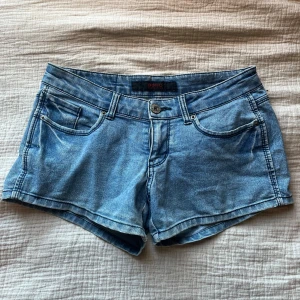 Low waist jeans shorts - Jätte snygga low waist jeansshorts! Passar S-M! kontakta privat för frågor, bilder, o mm💞