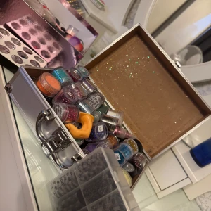 Stort kit med lösglitter och nagel produkter. 500kr för allt.  - Säljer ett mega-kit med massor av lösglitter och nagel produkter. Allt för 500kr 