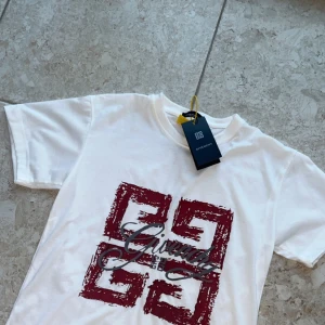 Säljer en vit tshirt med röd design - Säljer en helt oanvänd tshirt priset går att diskutera och den passar folk som är runt 170cm.