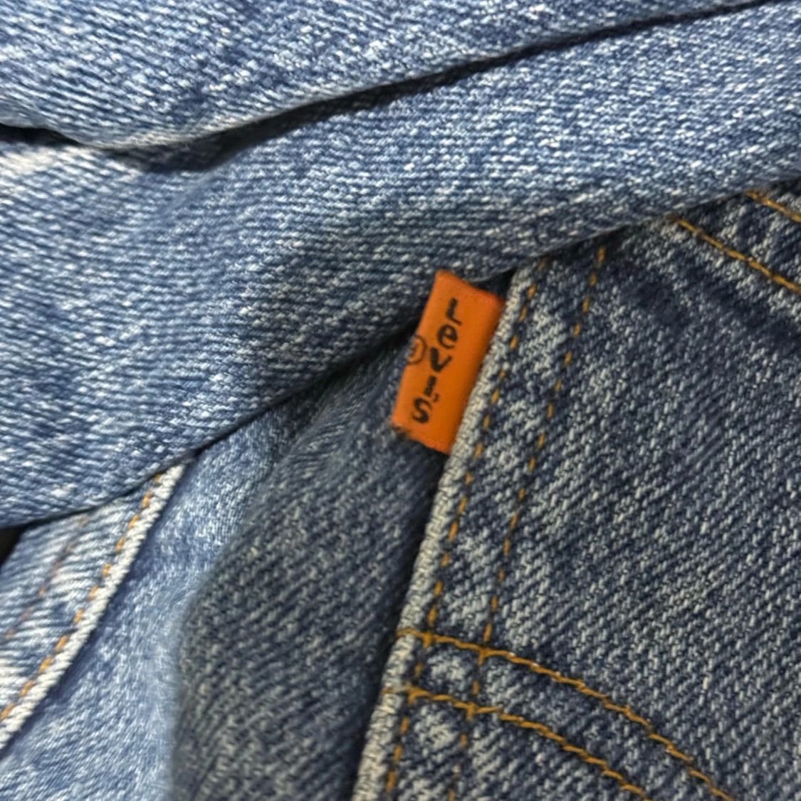 Levi's blå jeans med orange tag