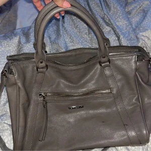 Väska  - Säljer en grå väska från Björn Borg, skriv för frågor