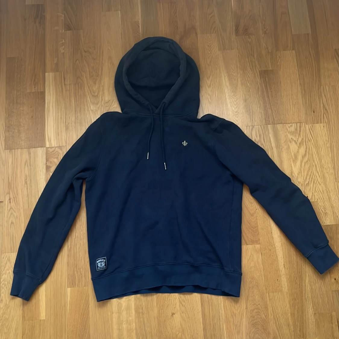 Mörkblå hoodie från Morris