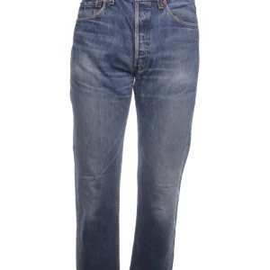 Levi's 501 blå jeans straight fit - Klassiska Levi's 501 jeans i blå denim med raka ben. Den ikoniska läderpatchen bak. Perfekta för en tidlös stil.