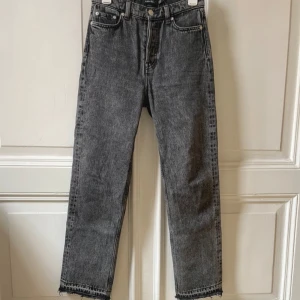 Grå raka jeans från & Other Stories - I fint skick! Midwaist, ca 70cm innerbenslängd (uppsprättade längst ned) nypris: 890kr 