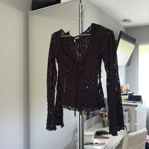 Festtopp med spets - Jätte fin festtopp med spets använt en gång den har extra tyg vid bysten så man ser inte igenom🤗