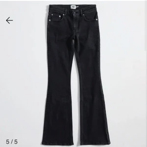 Svarta bootcut jeans från 157 ”Low boot” - Snygga svarta jeans med bootcut från 157. Jeansen är stretchiga och väldigt sköna. Jeansen är uppsprättade för att få lite längd samt ger en snygg detalj på byxorna💕