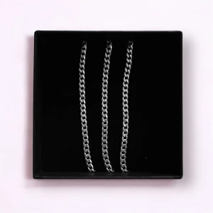 Silverhalsband av äkta silver - Ett silverhalsband jag fick i present men knappt använt. Nypris var ungefär 500 kr.
