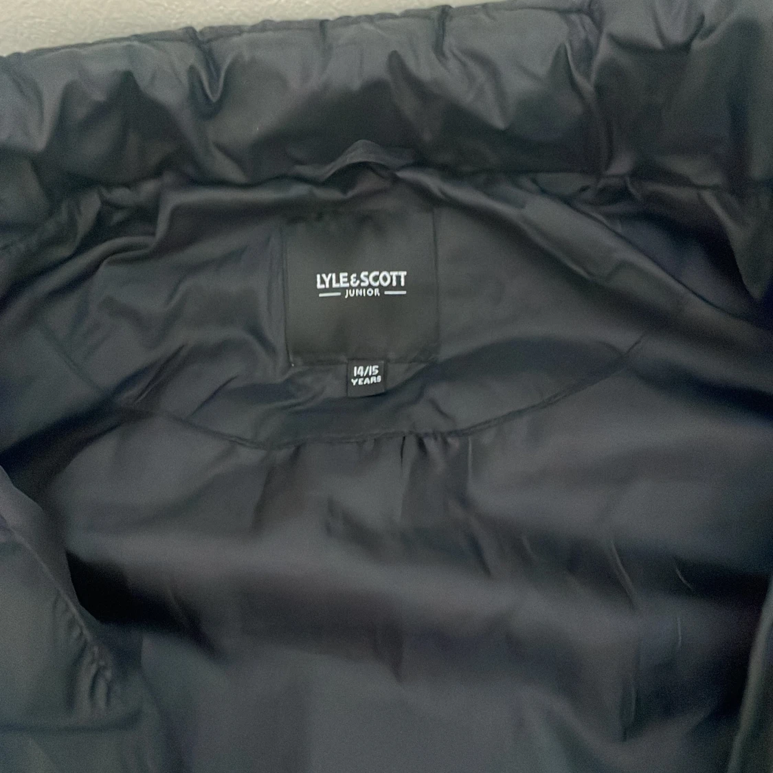 Svart dunväst från Lyle & Scott  - 1