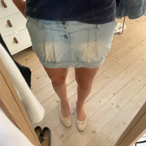 Lågmidjad jeanskjol - Säljer en superfin lågmidjad jeanskjol som har blivit för liten. Den har tre knappar och 3 fickor. Köpt på plick och endast använd 1 gång utav mig💗😁