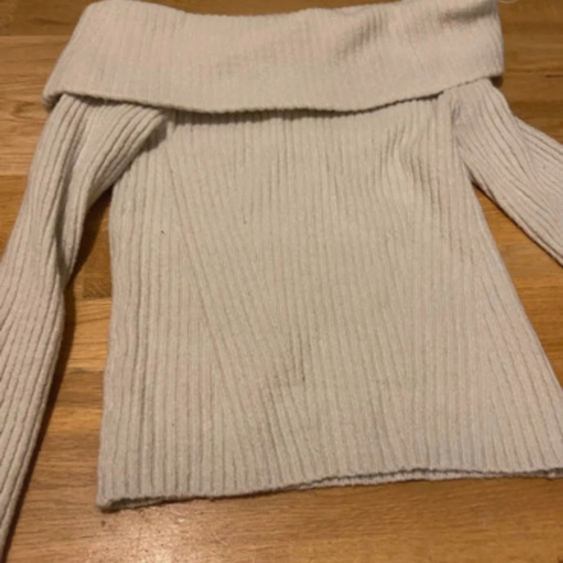 Offshoulder ribbad stickad tröja