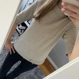 Beige stickad tröja - Säljer denna jättesnygga och sköna stickade tröjan. Tröjan är i bra skick, men säljer då den tyvärr inte kommer till användning. Skriv om ni undrar över nånting och kom gärna med prisförslag💓De är min spegel som har en fläck, inte tröjan!