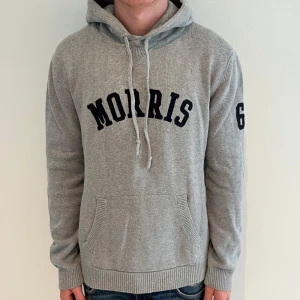 Morris hoodie - Köp sker nu via ricodelluxury.com  