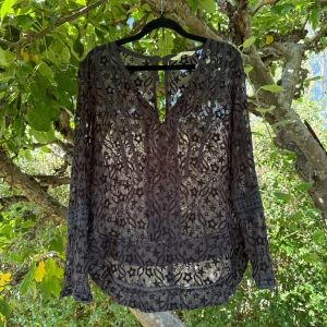 Odd molly långärmad topp - Otroligt vacker långärmad transparan svart topp från märket odd molly. Ett detaljerat mönster med broderade detaljer på ärmarna. Storlek 3 som enligt deras storleksguide motsvarar en storlek L.  Mycket fint skick, den kan se lite blekare ut, men det är så den ska vara. 