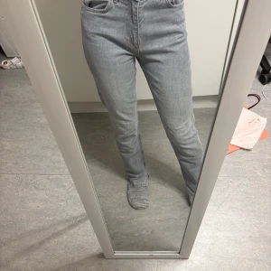 Grå raka jeans från Zara - Säljer ett par ljusgrå jeans från Zara i storlek 40. Modellen har hög midja och raka ben. 