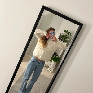 Vit stickad tröja - Stickad tröja i bra skick, säljer då den är lite liten i ärmarna på mig