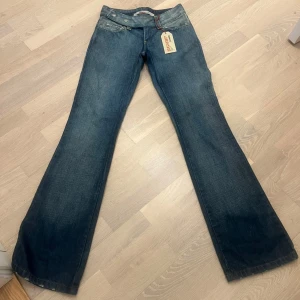 Blå bootcut jeans från Only - Snygga blå jeans från Only med bootcut passform och låg midja. Midje måttet är 38 cm rakt över och innerbensmåttet är 88 cm💞prislapp kvar, för små för mig därav inga bilder på