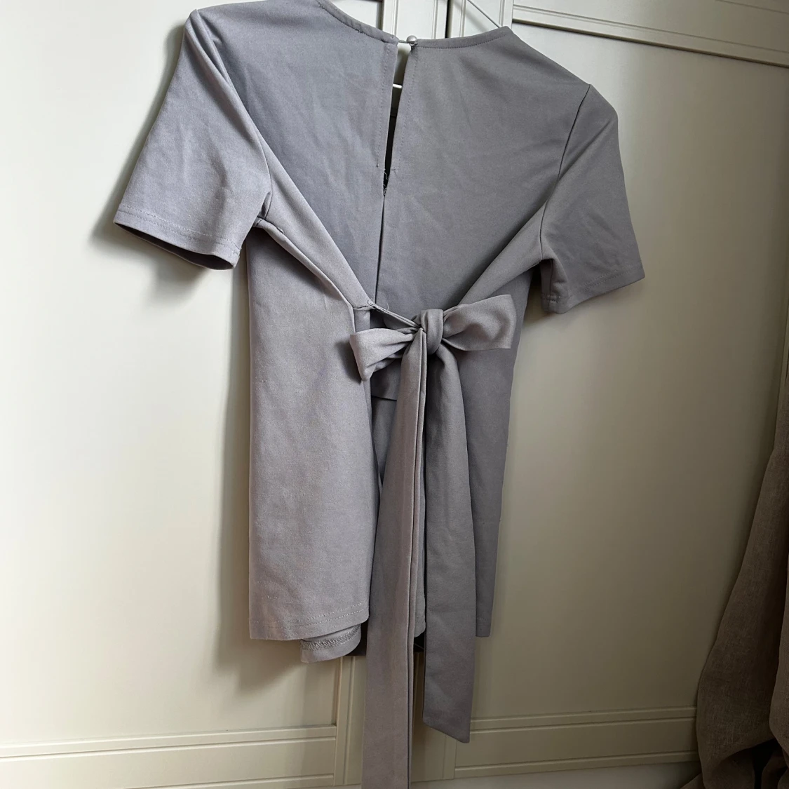 Grå topp med knytband från SHEIN