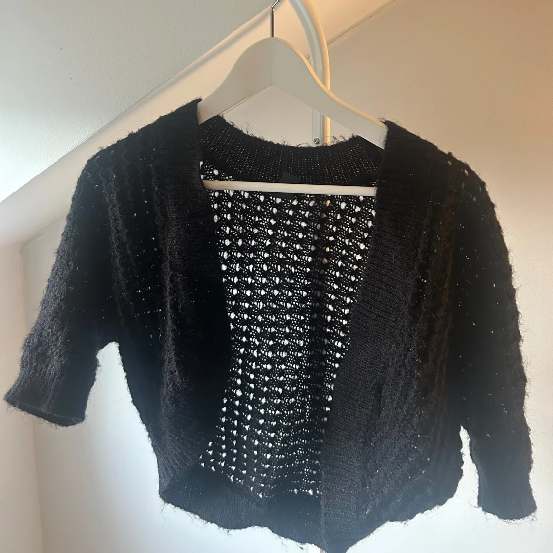 Svart stickad bolero med hålmönster