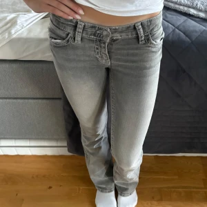 Low boot embroidery jeans low waist - Snygga blå jeans med bootcut passform och låg midja. Storlek 158 men passar xs/xxs helt nya utan prislapp 