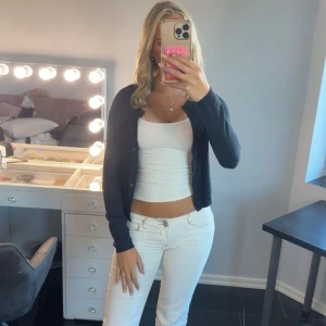 Marinblå kofta med knappar - Marinblå, tunn stickad kofta med långa ärmar och knäppning framtill. Aldrig använt den har bara legat i min garderob. De är en strl M men jag brukar ha XS/S