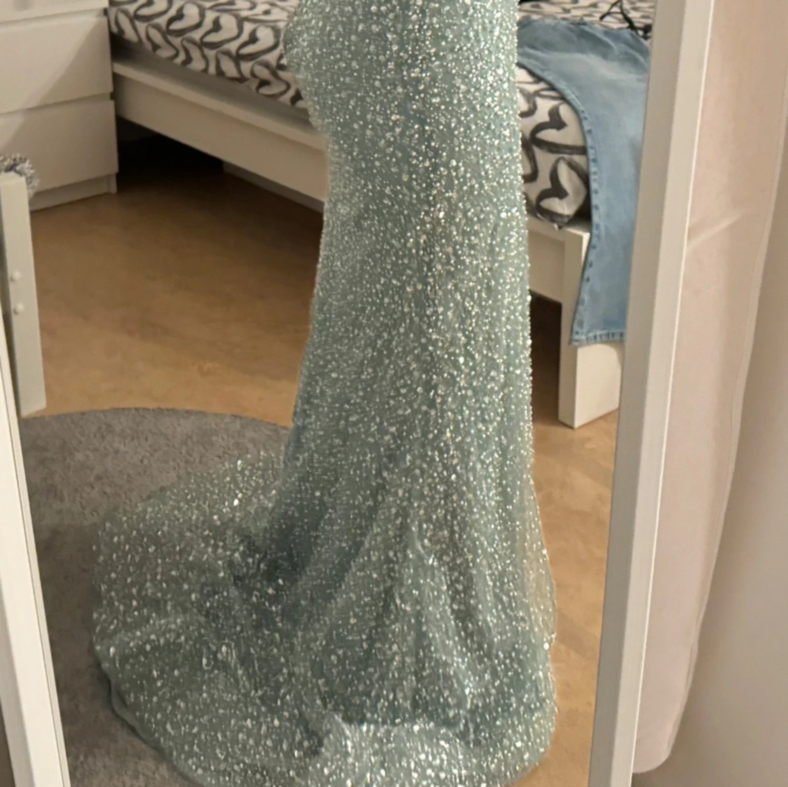 Glittrig ljusblå långklänning med slits - 2