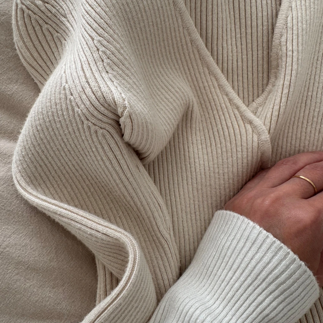 Cremefärgad/offwhite ribbad topp - 2