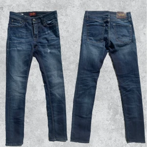 JACK & JONES JEANS - Tjena! Säljer dessa J&J jeans i modellen Liam✔️ Fet slitning på Låret✔️W28 L30
