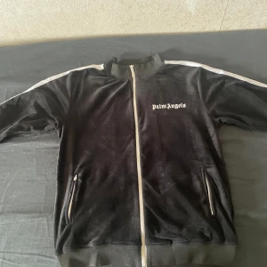 Svart Palm Angels bomberjacka i velour - Svart bomberjacka från Palm Angels i mjuk och skön material som är unikt jämför med andra Palm Angels, oanvänt och helt nytt.               Storlek S