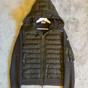 💫Moncler cardigan💫 - Hej! Säljer nu min riktigt snygga Moncler cardigan i en sjukt snygg brun grön färg. Den är i storlek M men passar även S. Den är i jättefint skick, inga konstigheter alls. Perfekt nu till hösten. KVITTO från Mytheresa medföljer. Hör av er vid frågor eller funderingar🙌💫