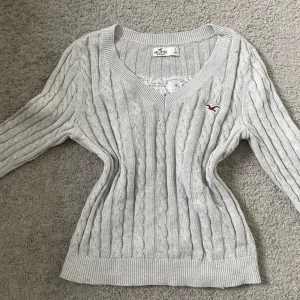 Hollister tröja - Säljer denna jättefina hollister tröja pga av att den är för liten för mig. Jättefin till hösten! Den är i storlek S och är i jättefint skick. Aldrig använd. Skriv om ni har några frågor. Har tyvärr ingen bild på pga av att den är för liten💗