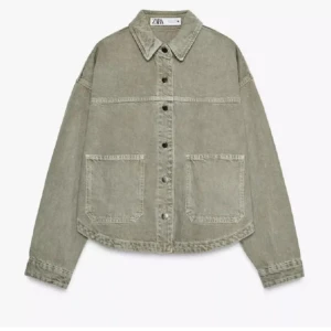 Beige overshirt från Zara - Stilren beige overshirt från Zara i jeansmaterial. Jackan har klassisk krage, stora bröstfickor och knäppning framtill. Perfekt för lager-på-lager och ger en avslappnad vibe till din outfit.