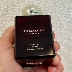 Jo Malone Scarlet Poppy 50 ml - Scarlet Poppy Cologne Intense från Jo Malone London. 50 ml, enbart testsprayad ett fåtal gånger. Kommer i originalförpackningen.
