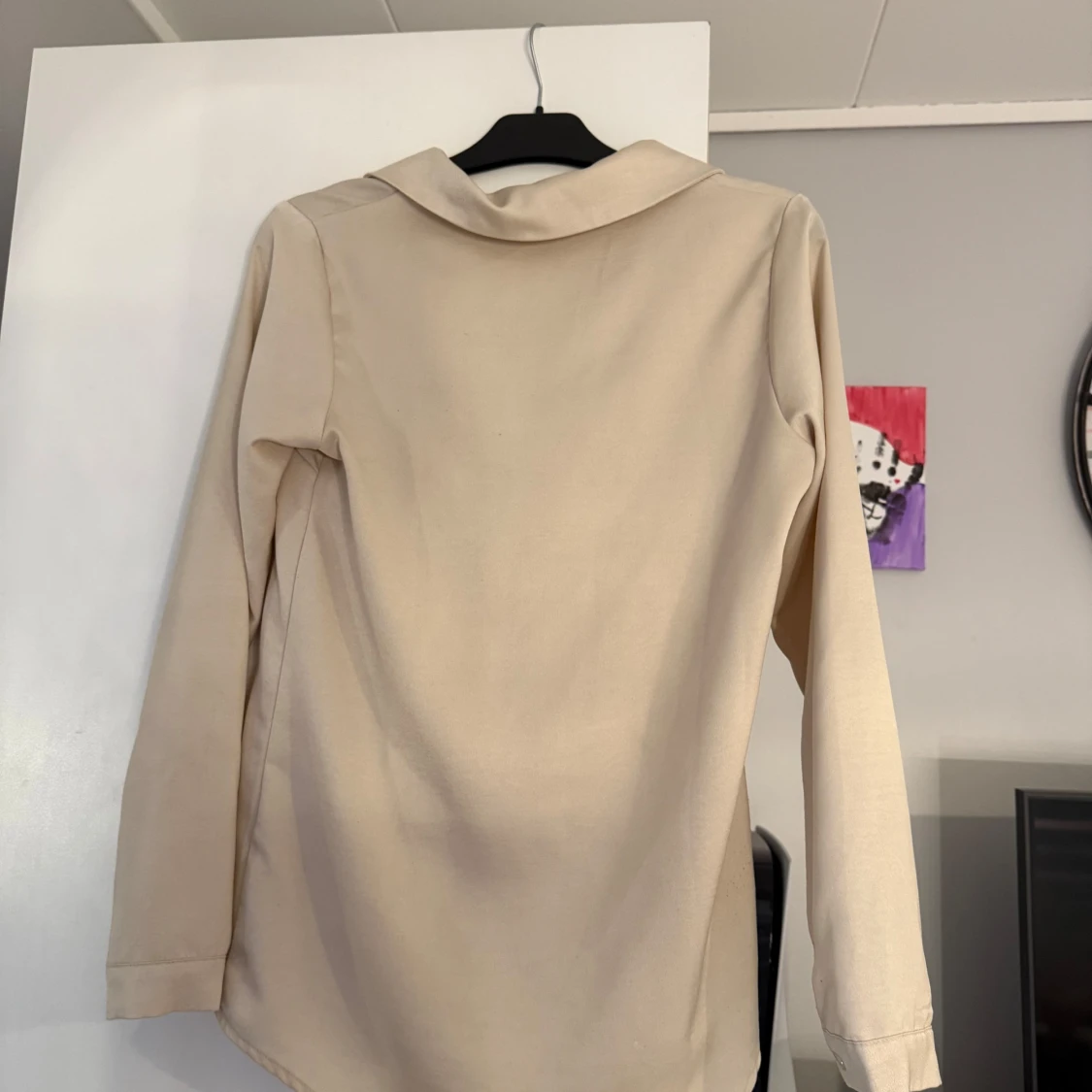 Beige långärmad skjorta med krage - 1