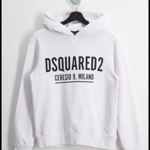 Vit hoodie från Dsquared2 - Dsquared 2 hoodie i bra skick och storlek 16y säljs nu!