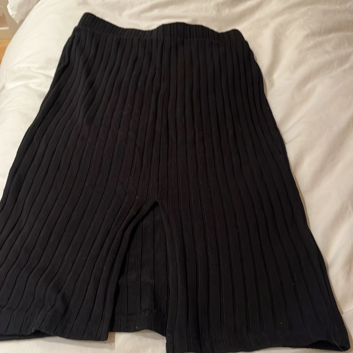 Svart ribbad långkjol med slits - 2