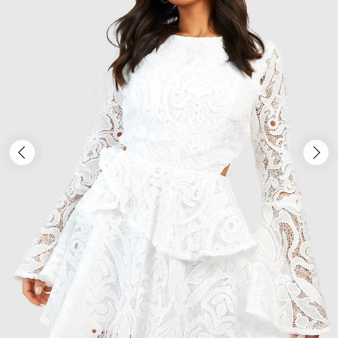 Vit spetsklänning med volang - 1