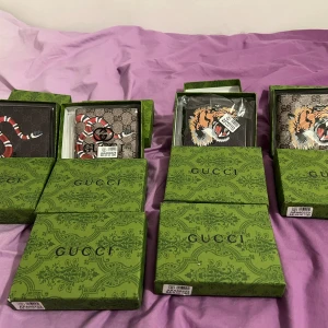 10 Plånböcker  - 10 plånböcker för 1500‼️                                                  Kategorier: svart- beige orm 🐍 & svart/beige tiger 🐅Helt nya och med lådan                                                 Valfria kan man få.                                                              Går även att köpa fler, men minst 10 för 1500 kr, annars blir det 300kr/st.                                                           Perfekt för dig som vill börja sälja på plick👌🏻