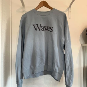 Ljusblå sweatshirt från Vailent  - Säljer en ljusblå sweatshirt från Vailent med trycket 'Waves' på bröstet som jag har köpt på carlings. Skriv om ni har några andra frågor om den!😊