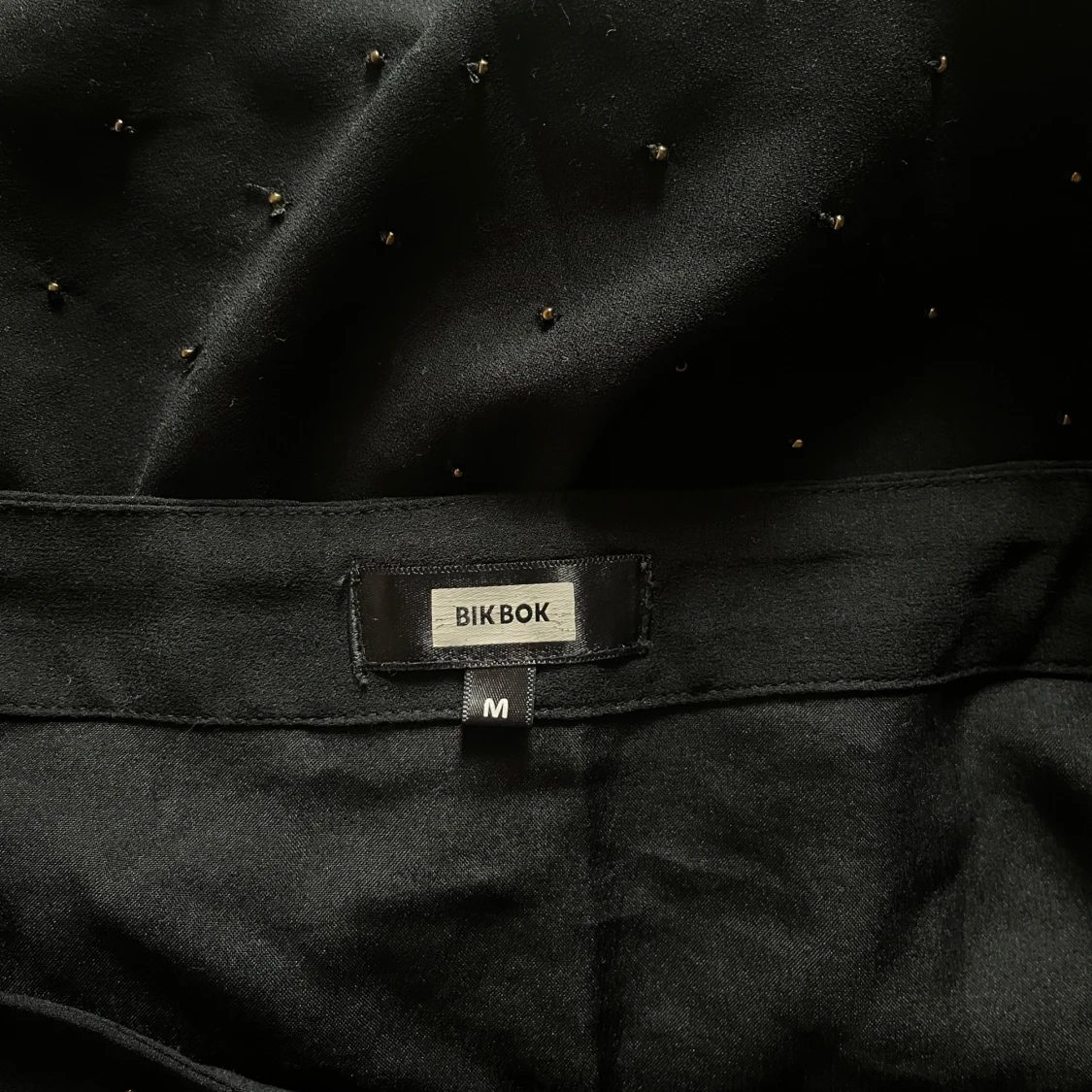 Svart minikjol med paljetter och pärlor  - 4