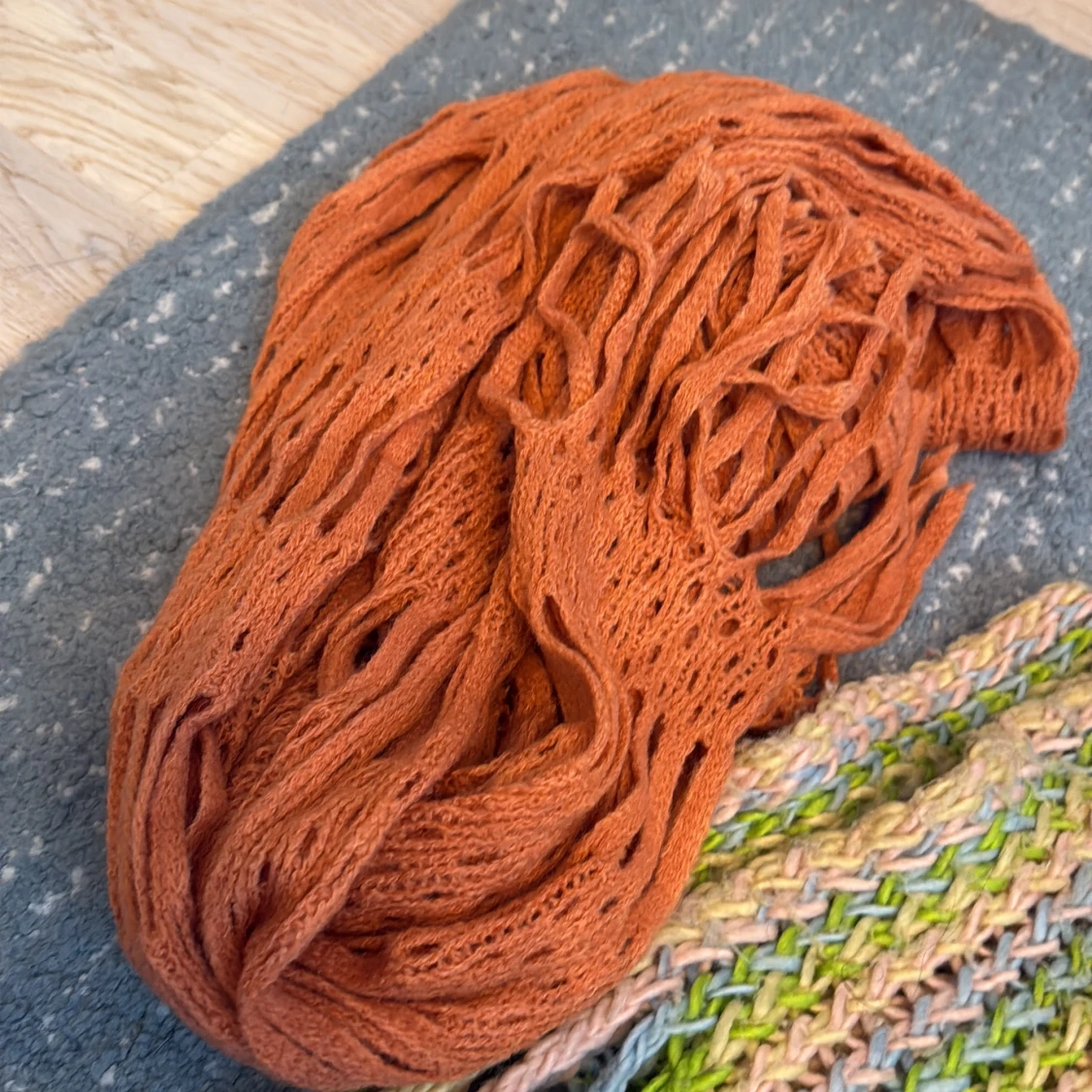 Tre stickade halsdukar i olika färger - 3