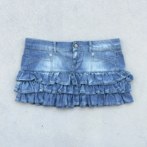 Lågmidjad jeanskjol med volanger  - jättesöt vintage 2000-tals volangkjol i nyskick 💜läs min sida för mer info 