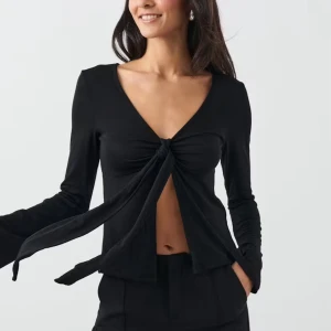 Svart omlottopp med knyt framtill - Snygg topp från Gina som du knyter i fram. Storlek S❤️ näst intill helt ny🫰🏼🩷