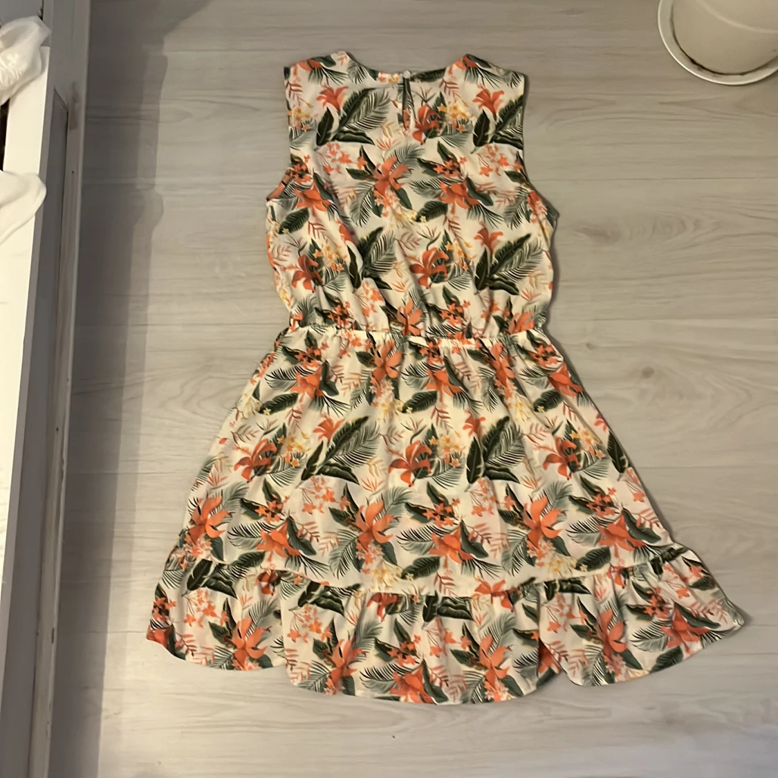 Blommig kortklänning från Basic Needs